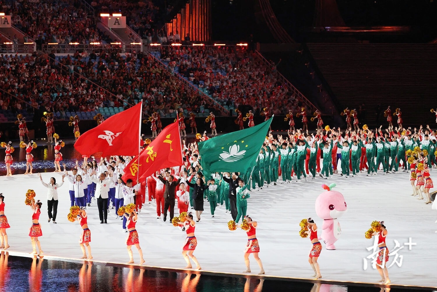 歌游内蒙古 欢乐冰雪季｜雪原赛车！这才是呼伦贝尔冬天的正确打开方式